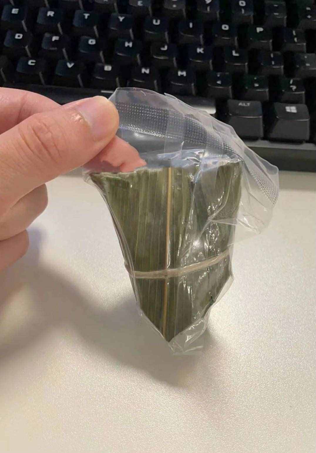 公司端午节福利有多“寒酸”？网友：就这玩意？还不如什么都不送