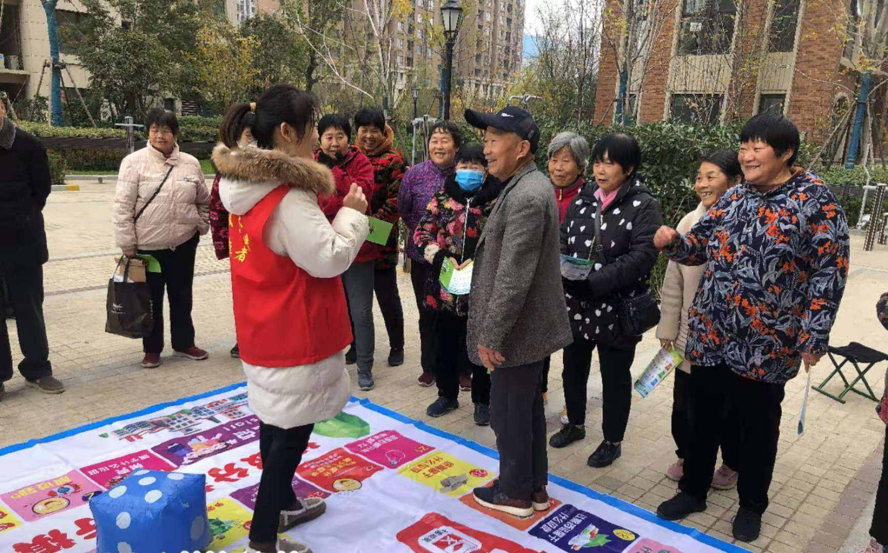 “红黄蓝绿”垃圾怎么分？大爷大妈学会教儿女