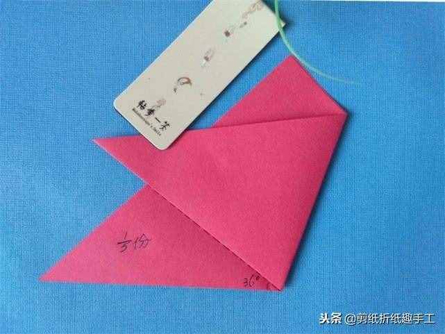 分享漂亮的五瓣窗花剪纸，简单几步就能完成，一起来试一试吧