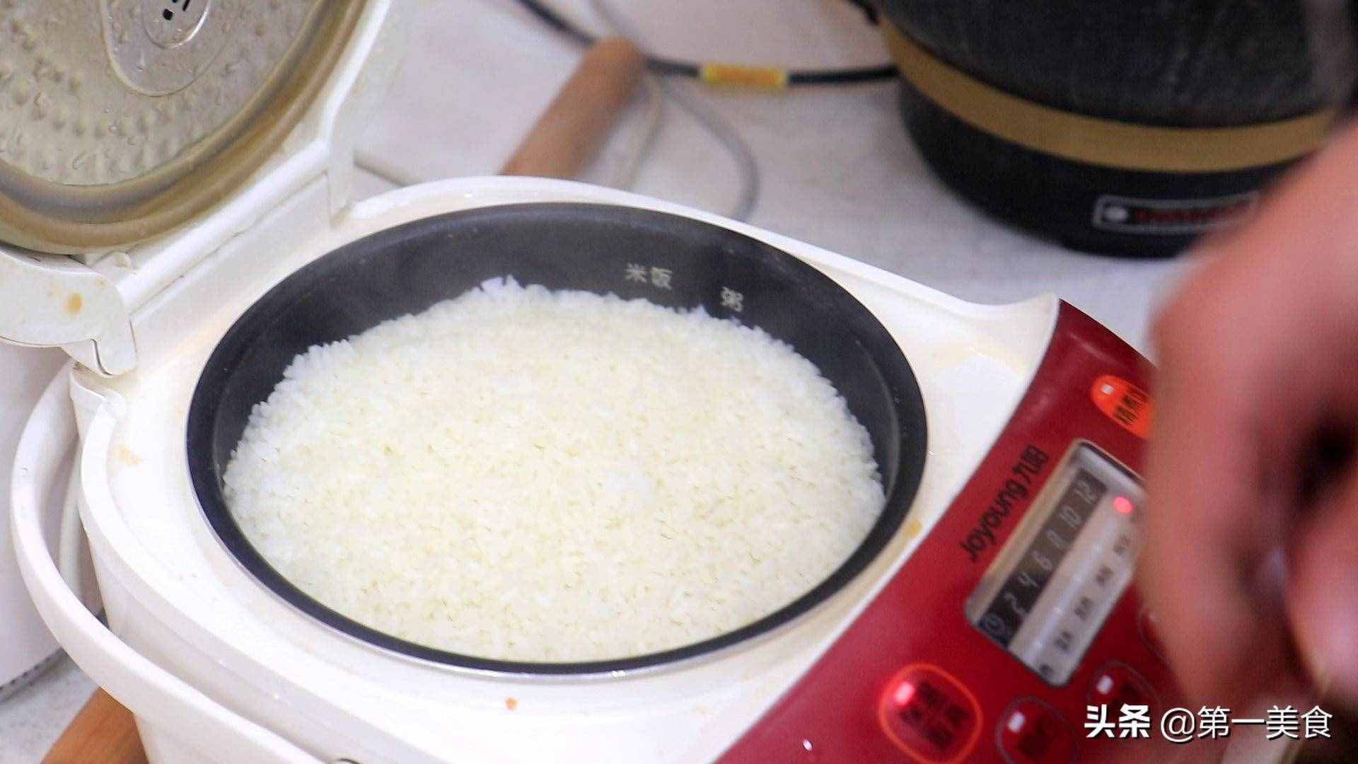 这才是蛋炒饭的地道做法，色泽金黄，粒粒分明，烹饪简单有食欲