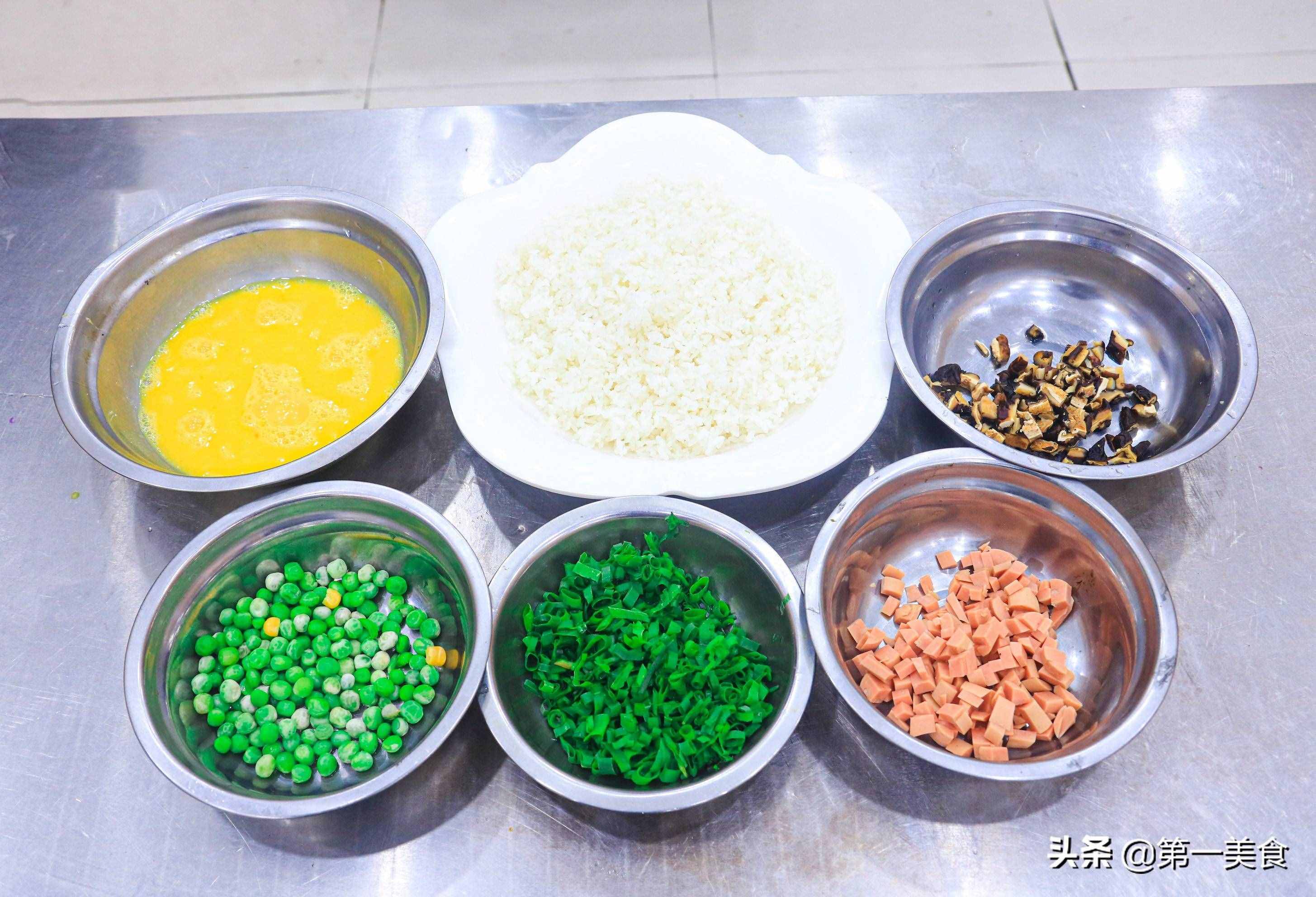 这才是蛋炒饭的地道做法，色泽金黄，粒粒分明，烹饪简单有食欲