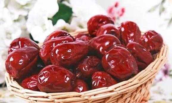 每天用红枣枸杞一起泡水喝会怎样？不瞒你说：3种好处将会属于你