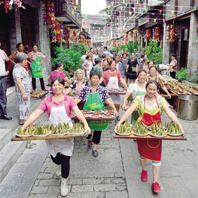 边城秀山 璀璨跳花灯 浓浓西街情