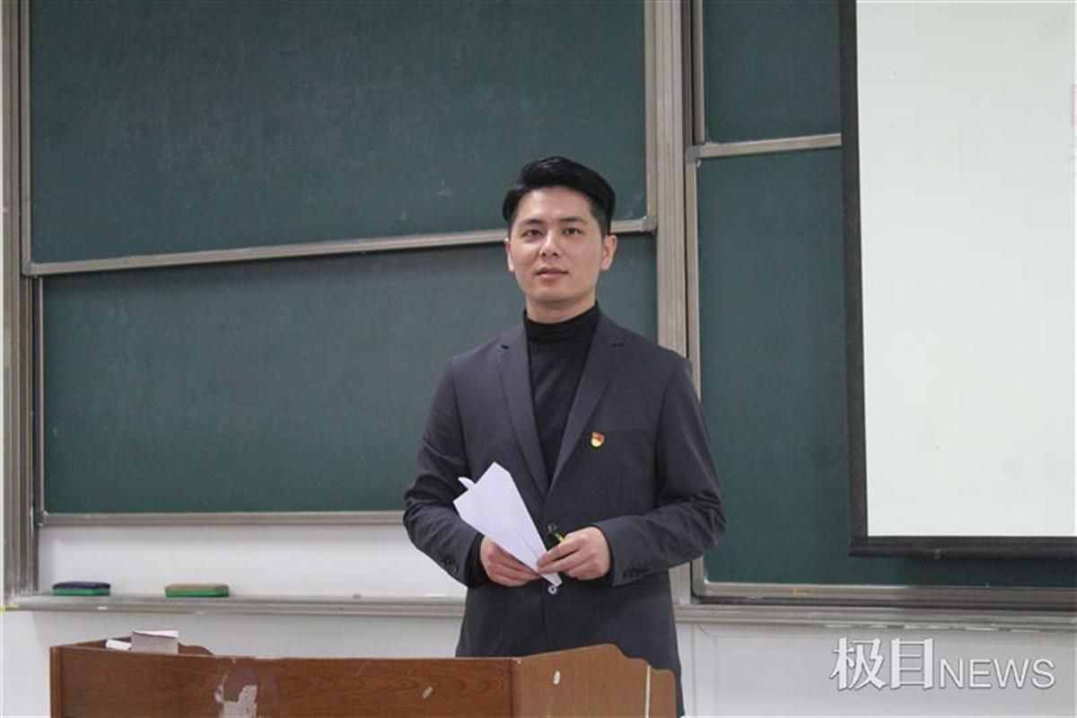 真“随机”点名！大学课堂老师折纸飞机，飞到谁面前谁就回答问题