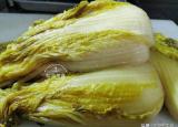 东北酸菜的腌制方法（东北家庭腌酸菜）