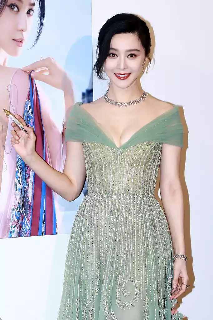 空谷幽兰若仙子，暗香浮动袭人来！女神范冰冰一袭长裙出镜！