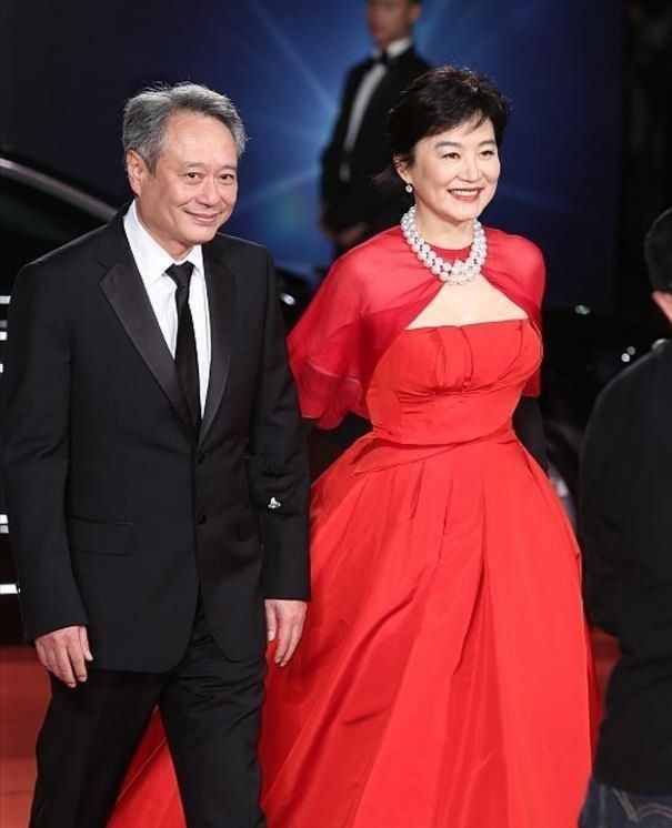 娱记曝林青霞与富豪老公离婚，发裸照给闺蜜，还将泳衣照派发街坊