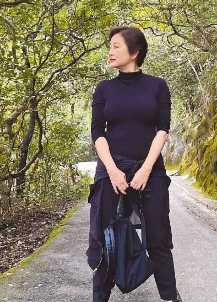 娱记曝林青霞与富豪老公离婚，发裸照给闺蜜，还将泳衣照派发街坊