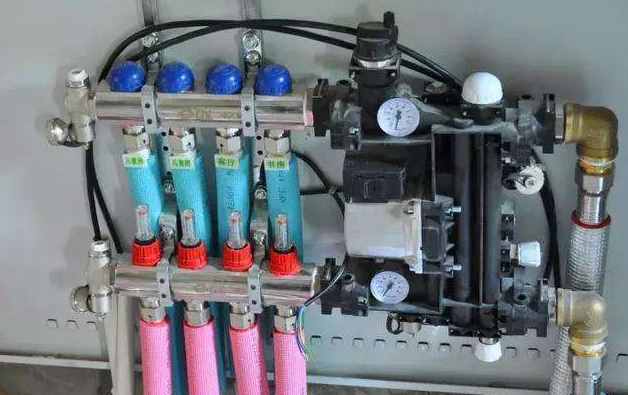 地暖进水管热，回水管却不热怎么办？师傅这样做温度立马升起来！