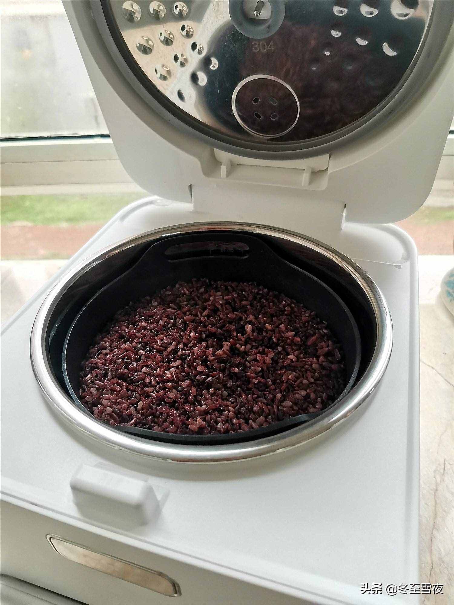 买回糙米不会做，做的糙米饭又硬又难吃，教你小妙招，老人都能吃