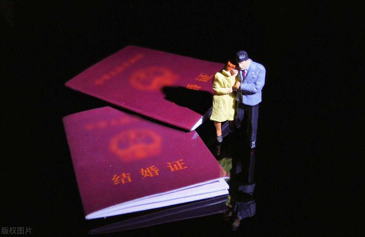 离婚5分钟后我又复婚了，因为老公穿的红裤子