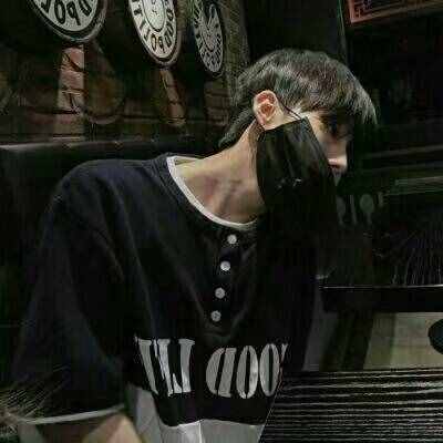 最新男生头像伤感孤独微信头像