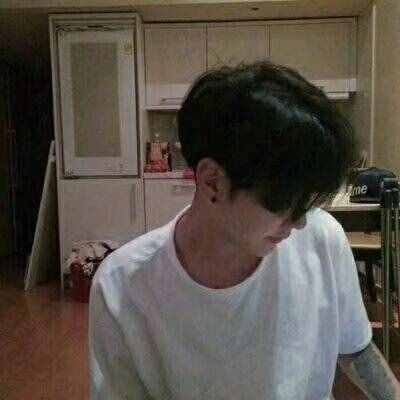 最新男生头像伤感孤独微信头像