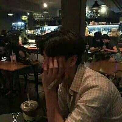 最新男生头像伤感孤独微信头像