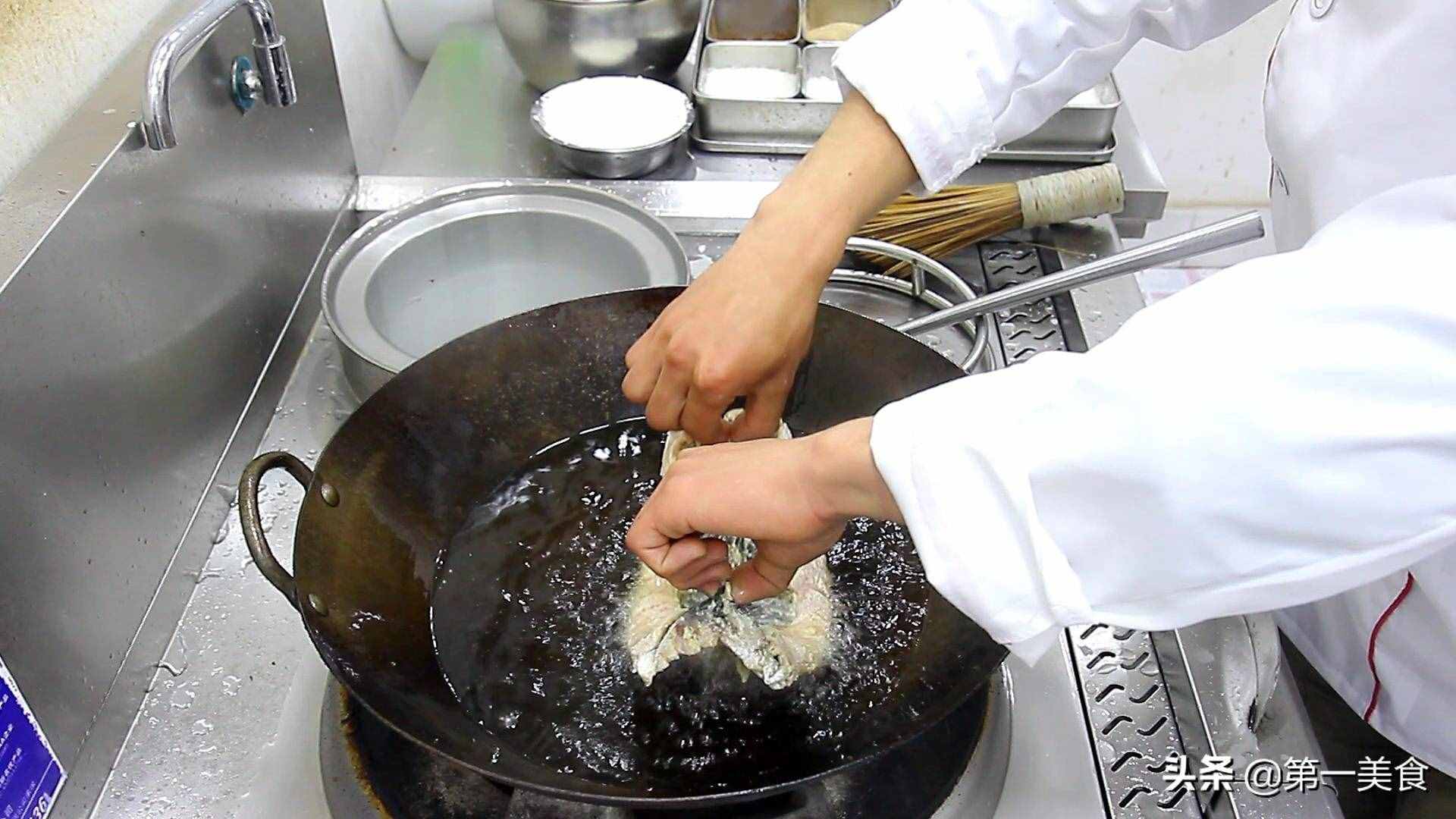 厨师长教你：松鼠鱼的正确做法，技巧非常简单，正宗舌尖上的美食