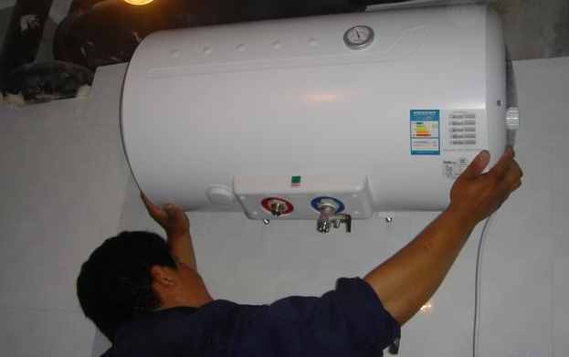 原来电热水器只要这么安装就能用，早知道自己装不花钱请人了！