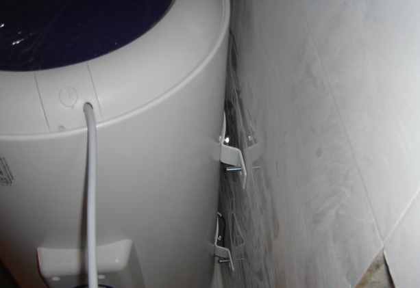 原来电热水器只要这么安装就能用，早知道自己装不花钱请人了！