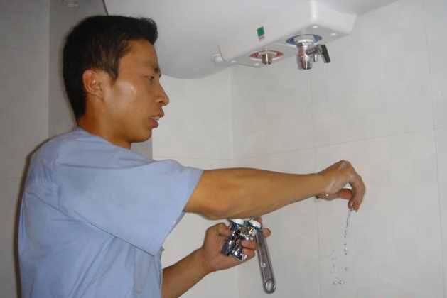 原来电热水器只要这么安装就能用，早知道自己装不花钱请人了！