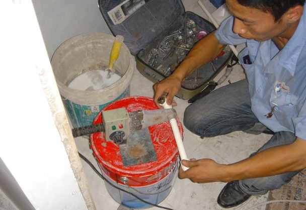 原来电热水器只要这么安装就能用，早知道自己装不花钱请人了！