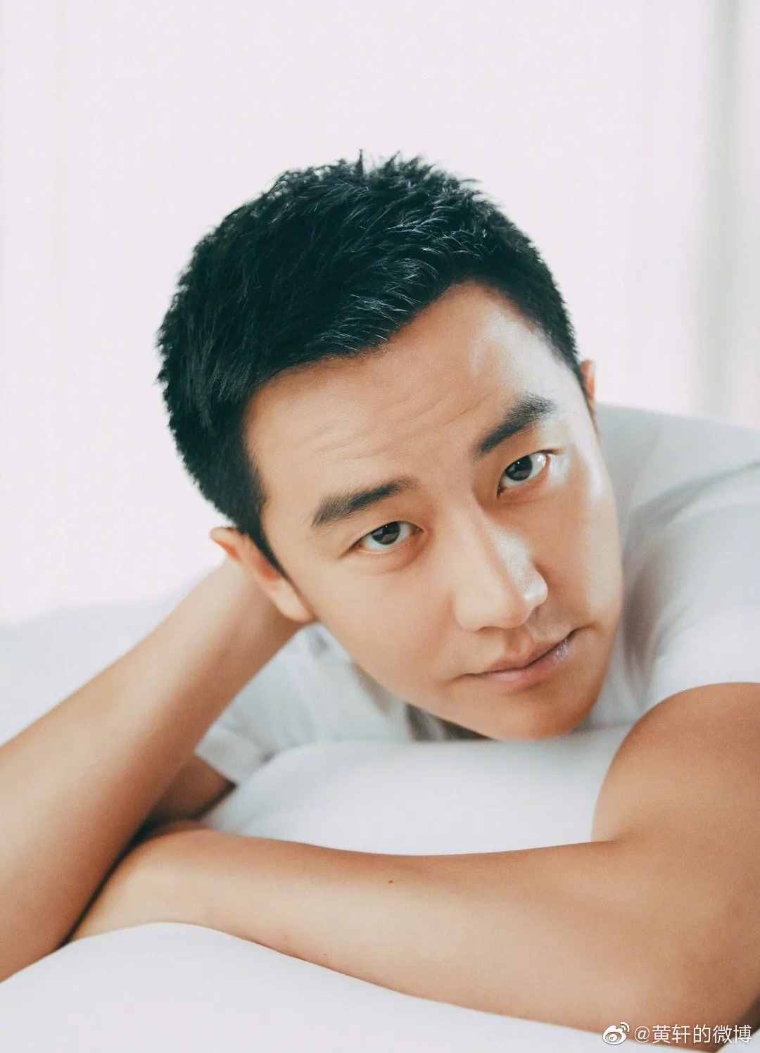 翻看了5位明星相册，我总结了这10个男生拍照摆姿技巧