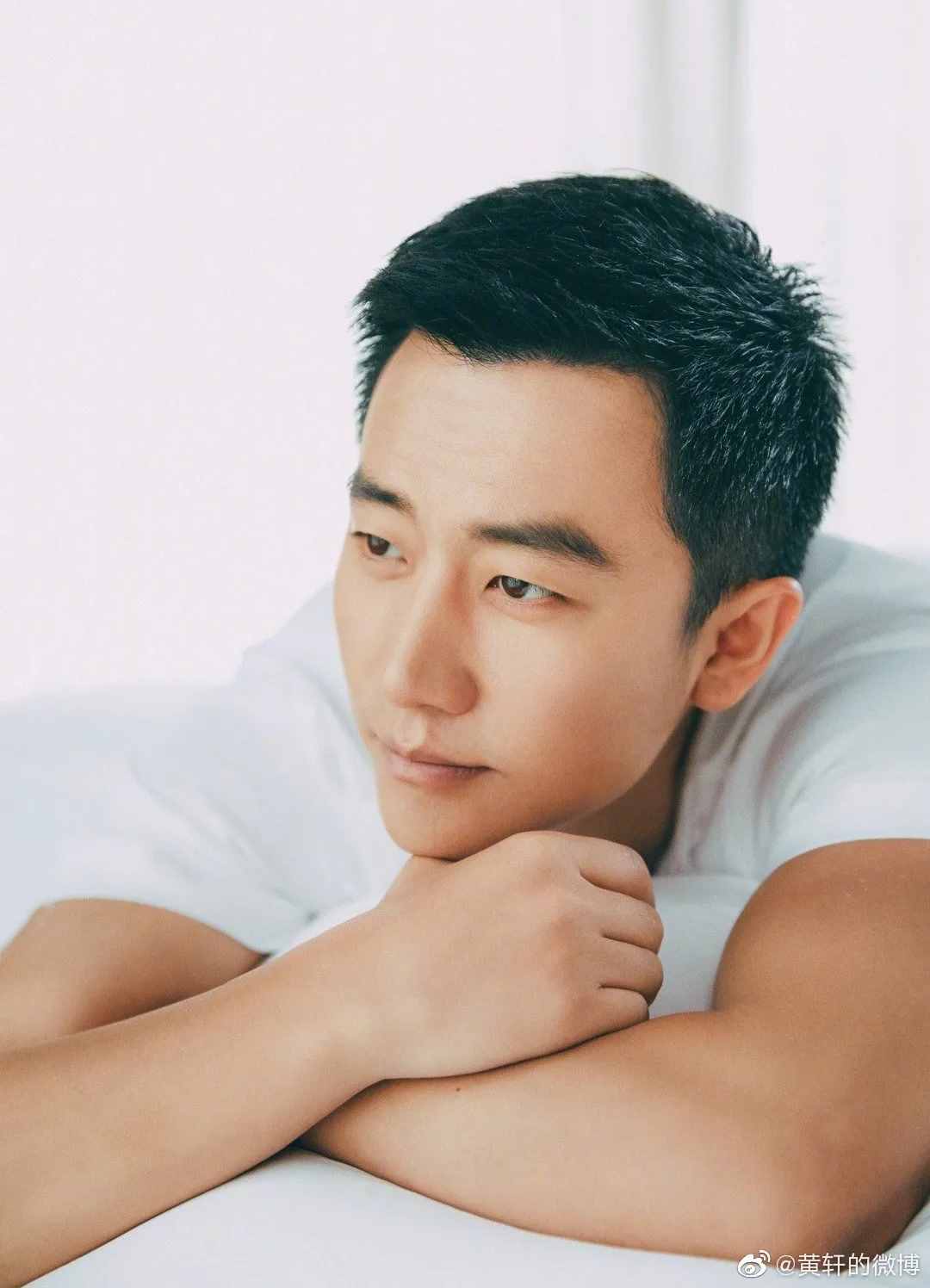 翻看了5位明星相册，我总结了这10个男生拍照摆姿技巧