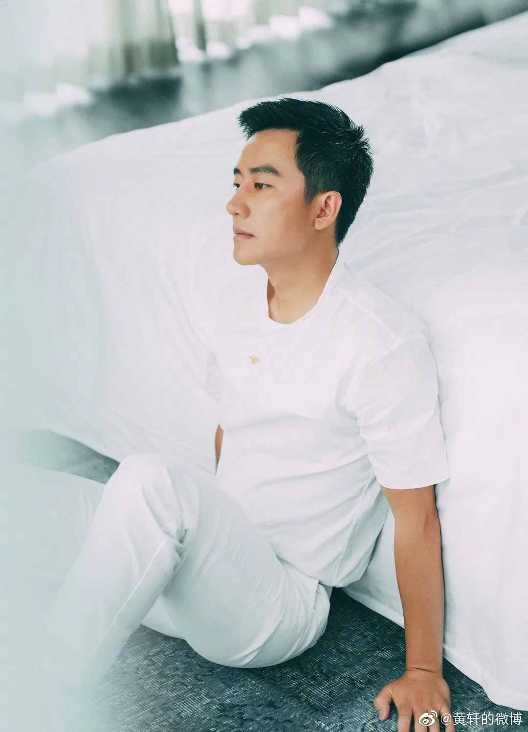 翻看了5位明星相册，我总结了这10个男生拍照摆姿技巧