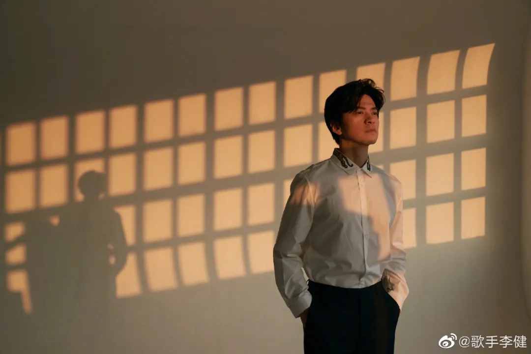 翻看了5位明星相册，我总结了这10个男生拍照摆姿技巧