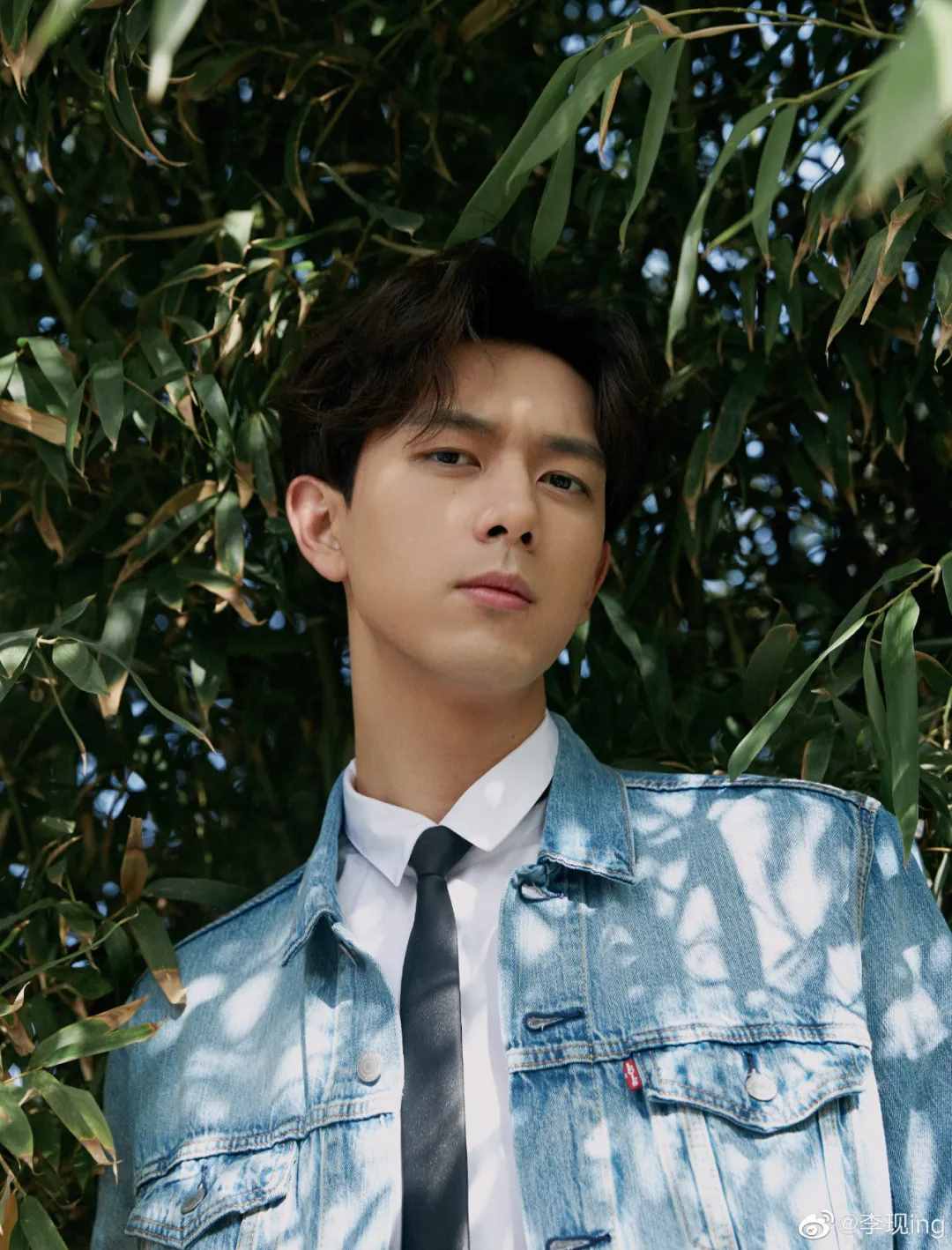 翻看了5位明星相册，我总结了这10个男生拍照摆姿技巧