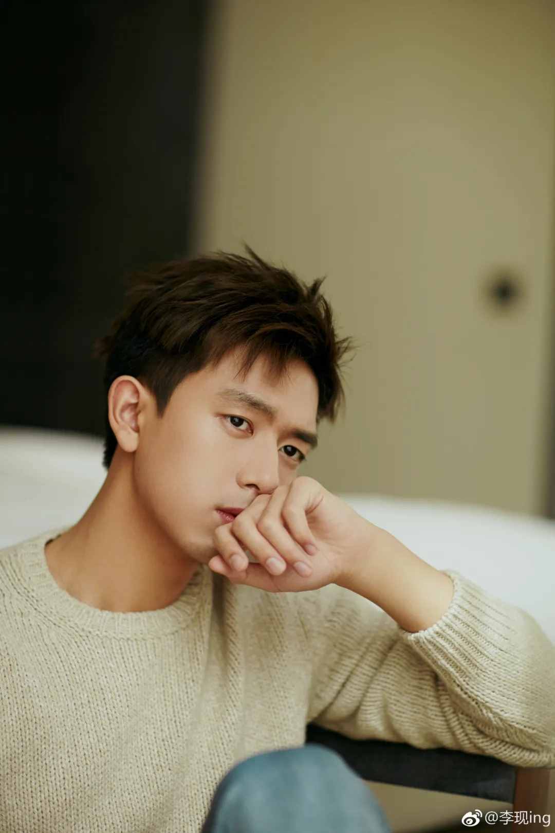 翻看了5位明星相册，我总结了这10个男生拍照摆姿技巧