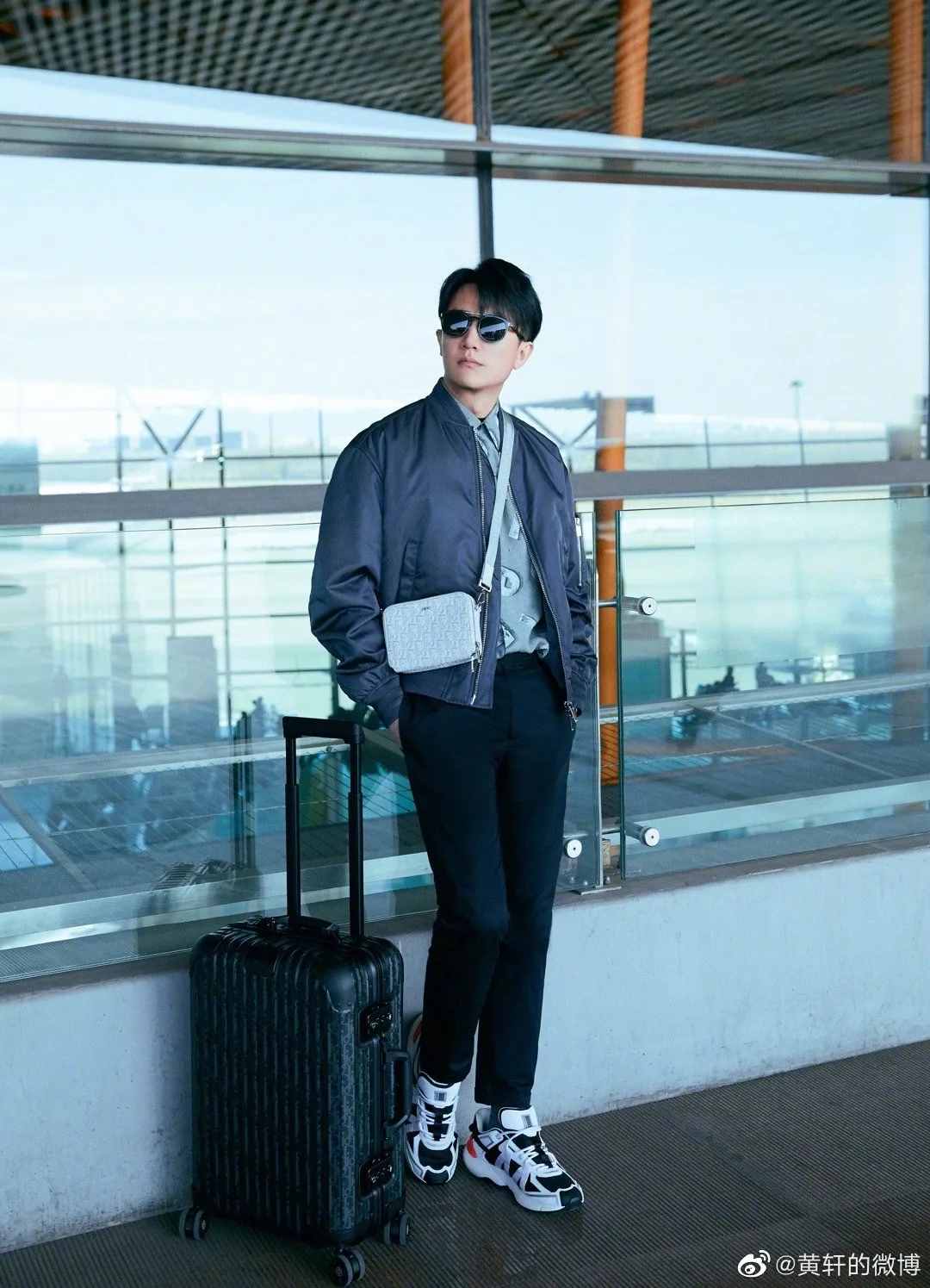 翻看了5位明星相册，我总结了这10个男生拍照摆姿技巧