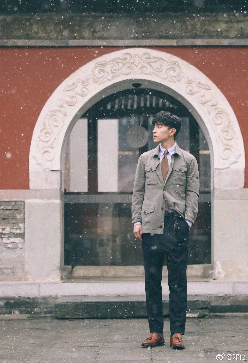 翻看了5位明星相册，我总结了这10个男生拍照摆姿技巧