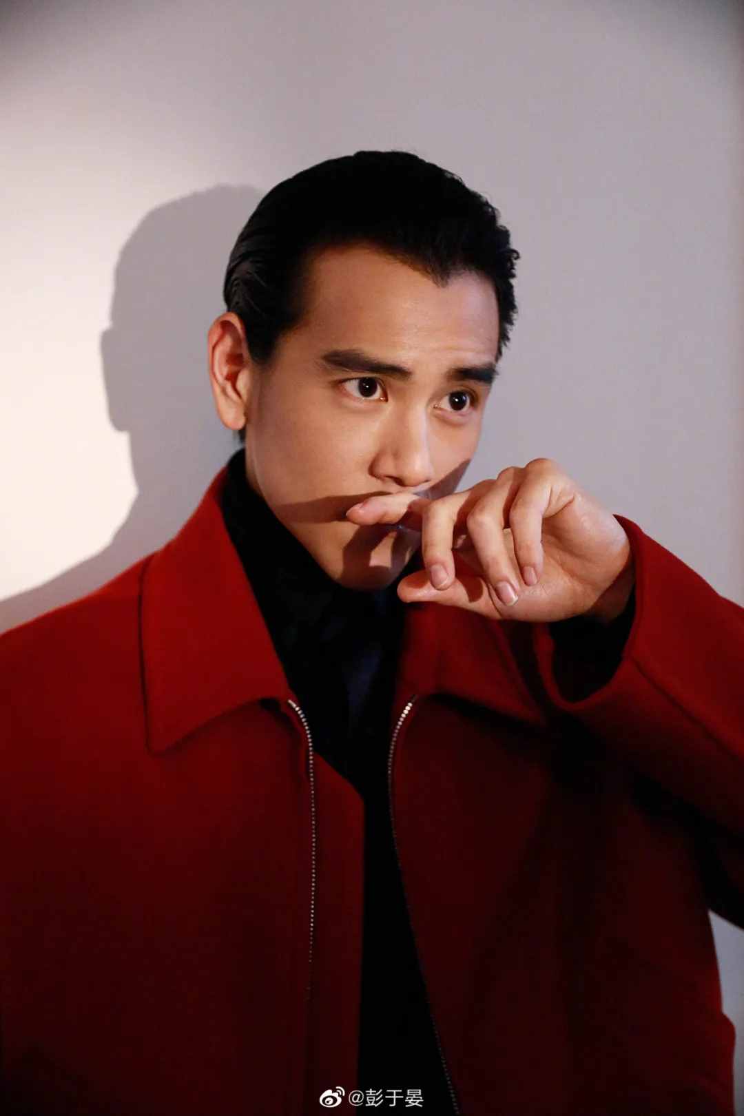 翻看了5位明星相册，我总结了这10个男生拍照摆姿技巧