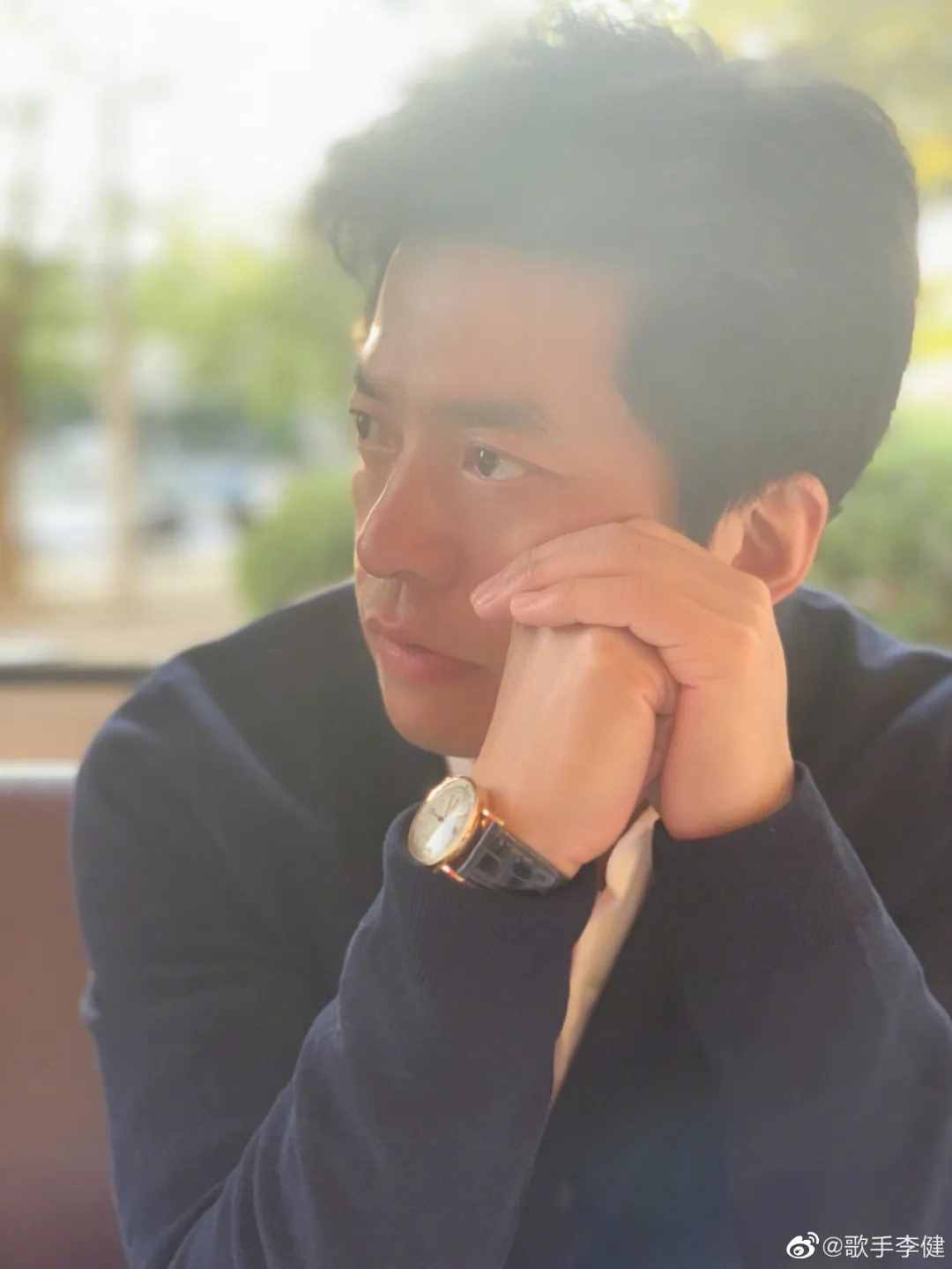 翻看了5位明星相册，我总结了这10个男生拍照摆姿技巧