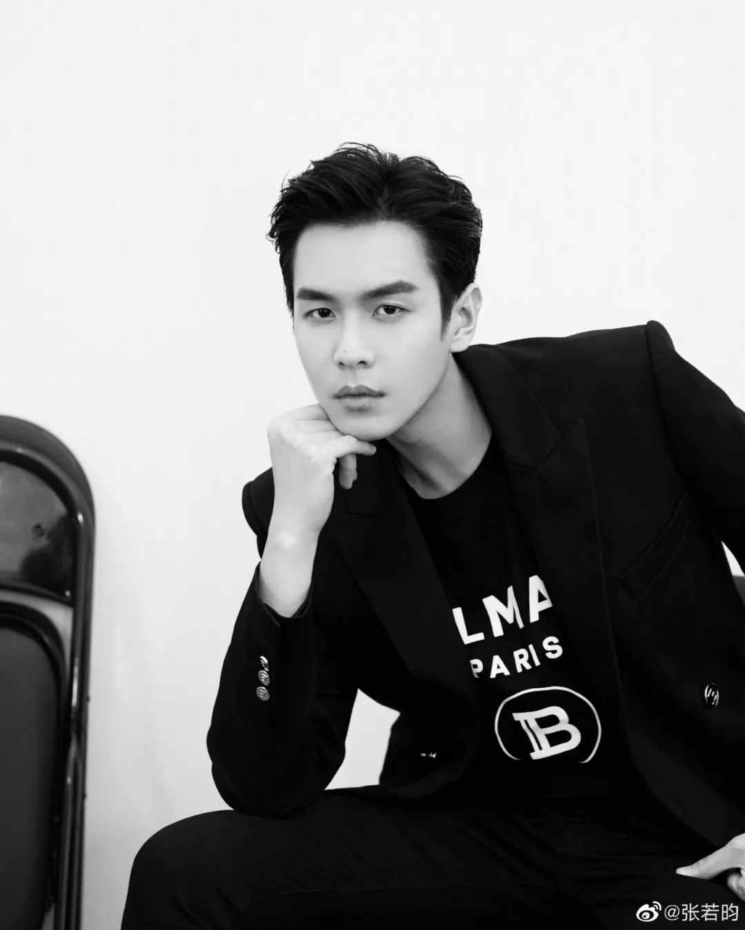 翻看了5位明星相册，我总结了这10个男生拍照摆姿技巧