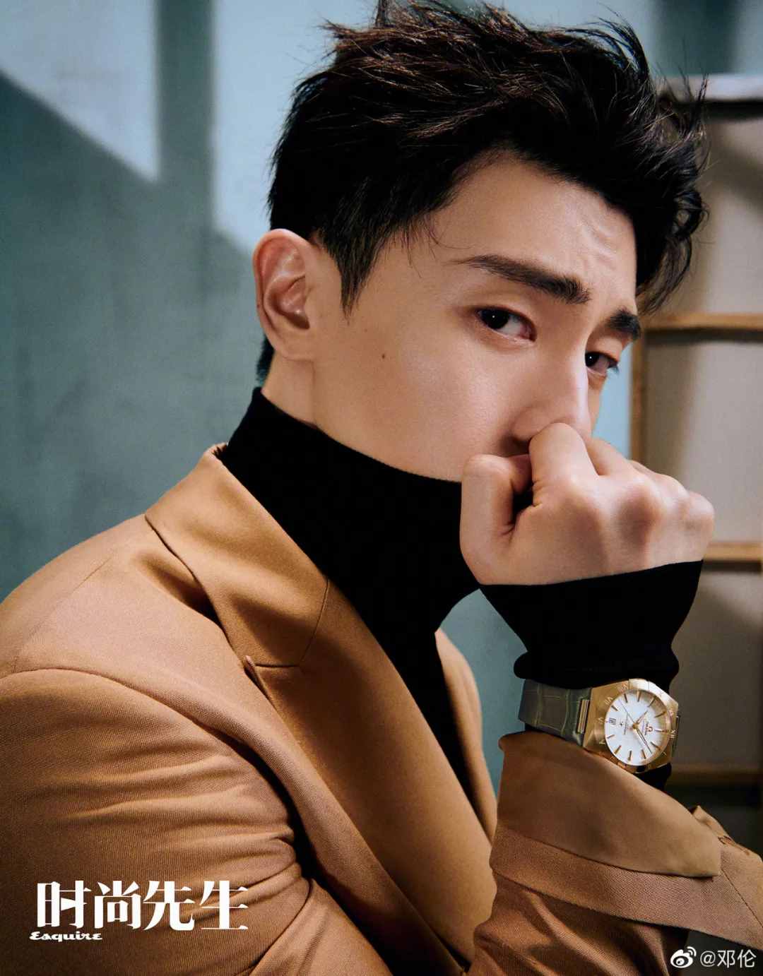 翻看了5位明星相册，我总结了这10个男生拍照摆姿技巧