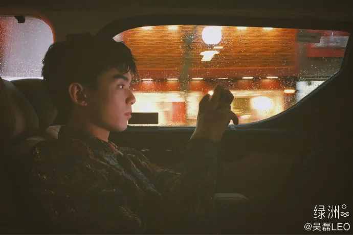 翻看了5位明星相册，我总结了这10个男生拍照摆姿技巧