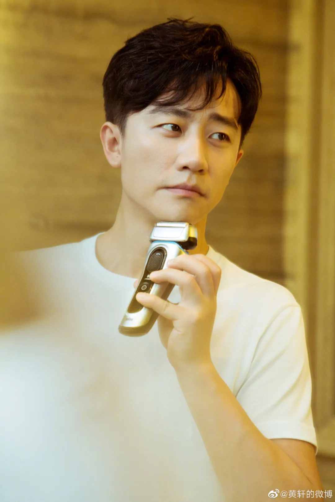 翻看了5位明星相册，我总结了这10个男生拍照摆姿技巧