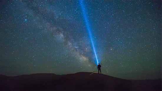 翻看了5位明星相册，我总结了这10个男生拍照摆姿技巧