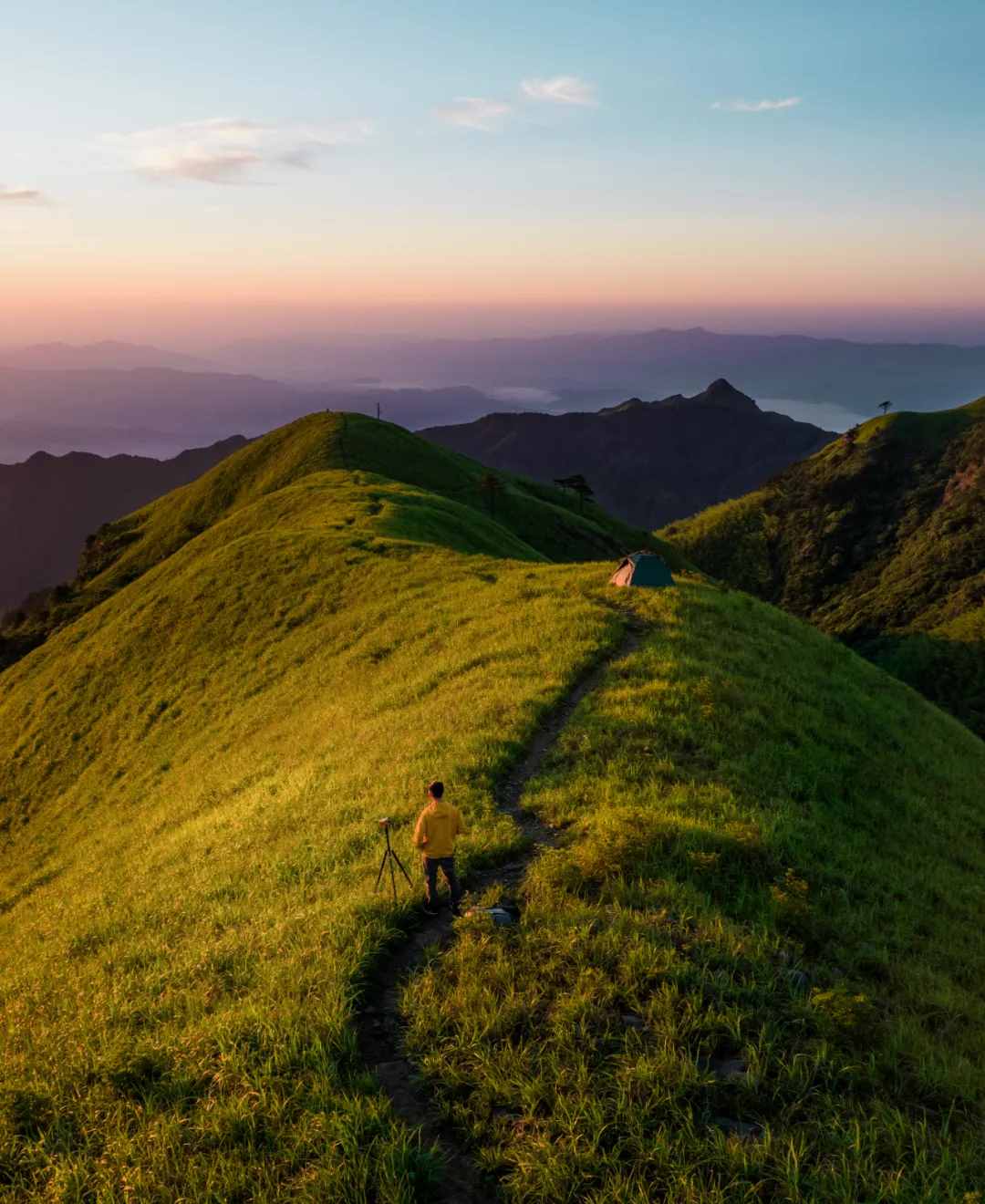 翻看了5位明星相册，我总结了这10个男生拍照摆姿技巧