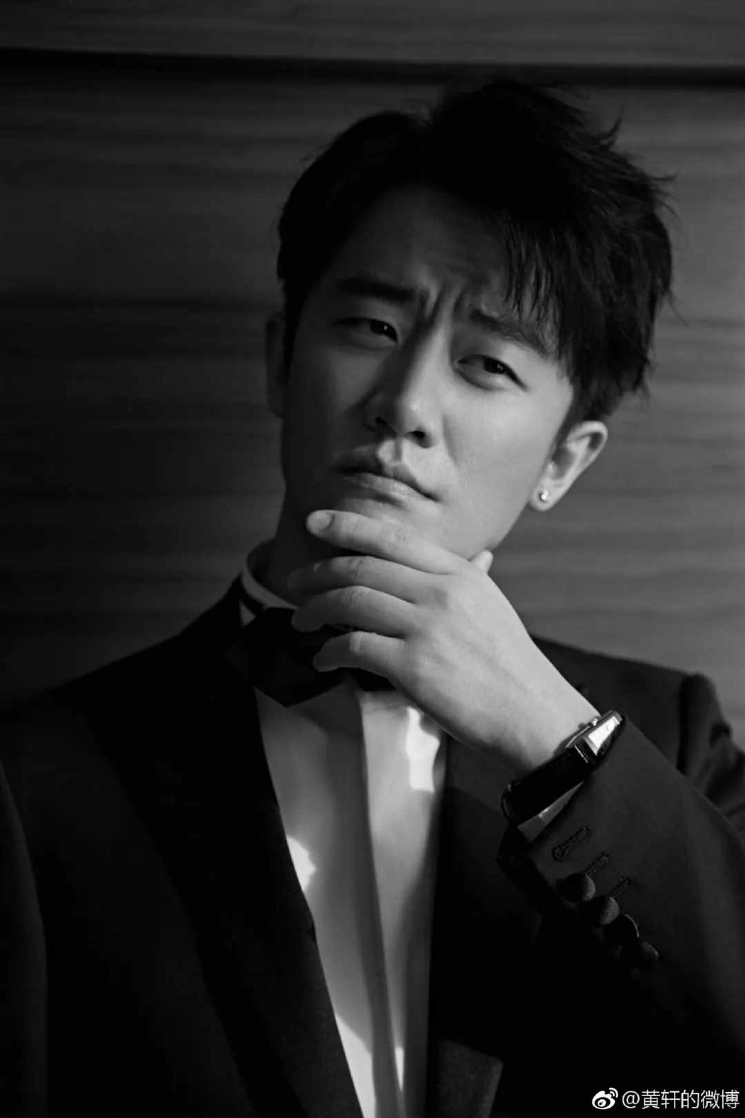 翻看了5位明星相册，我总结了这10个男生拍照摆姿技巧