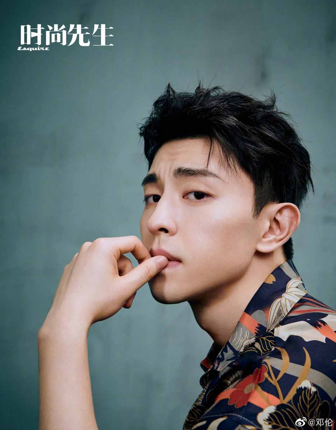 翻看了5位明星相册，我总结了这10个男生拍照摆姿技巧