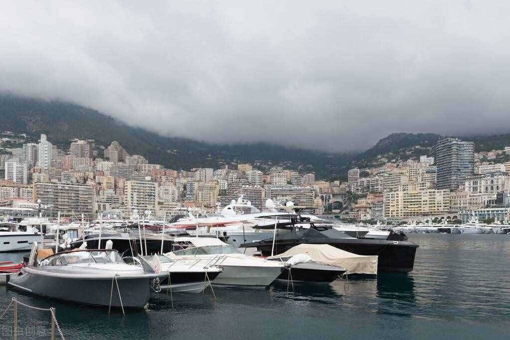 世界最小的3个国家，徒步就可以走出国门，最少仅800多人