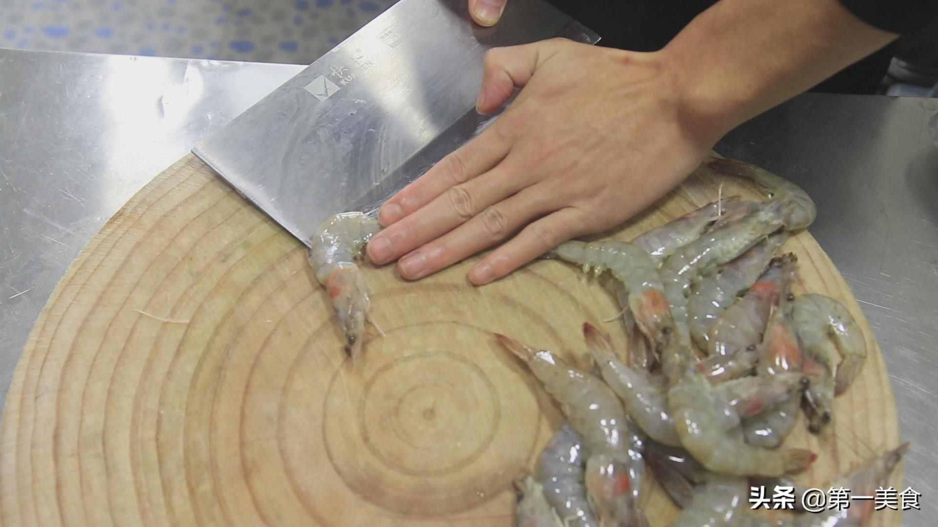 油焖大虾家常美味做法，色泽金黄，营养美味又补钙，看一遍就会做