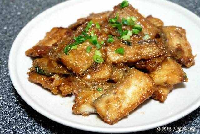 带鱼好吃不难做，这个做法最简单，不腥不腻还不散，孩子都爱吃！