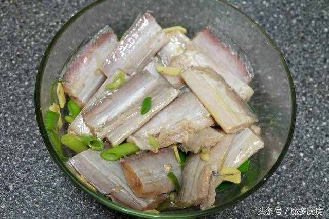 带鱼好吃不难做，这个做法最简单，不腥不腻还不散，孩子都爱吃！