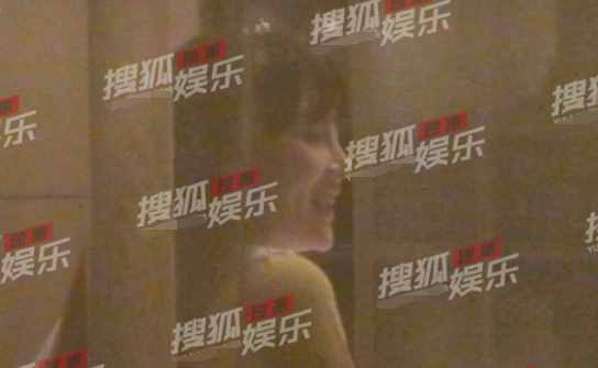 李小璐一家三代同框，8岁甜馨长腿吸睛超活泼，身高已到妈妈下巴