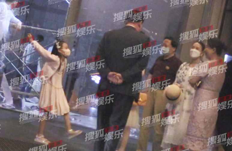 李小璐一家三代同框，8岁甜馨长腿吸睛超活泼，身高已到妈妈下巴