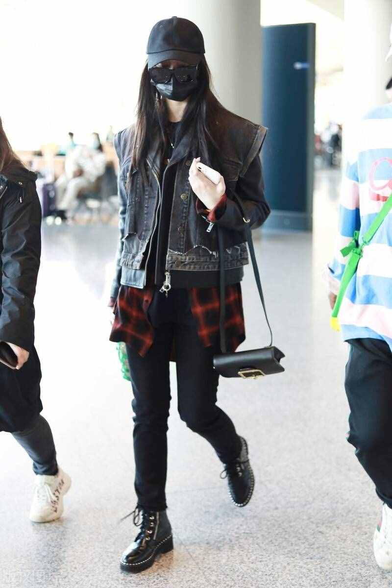 徐艺洋穿红色格子衬衫外搭牛仔外套，大步迈进赶路程