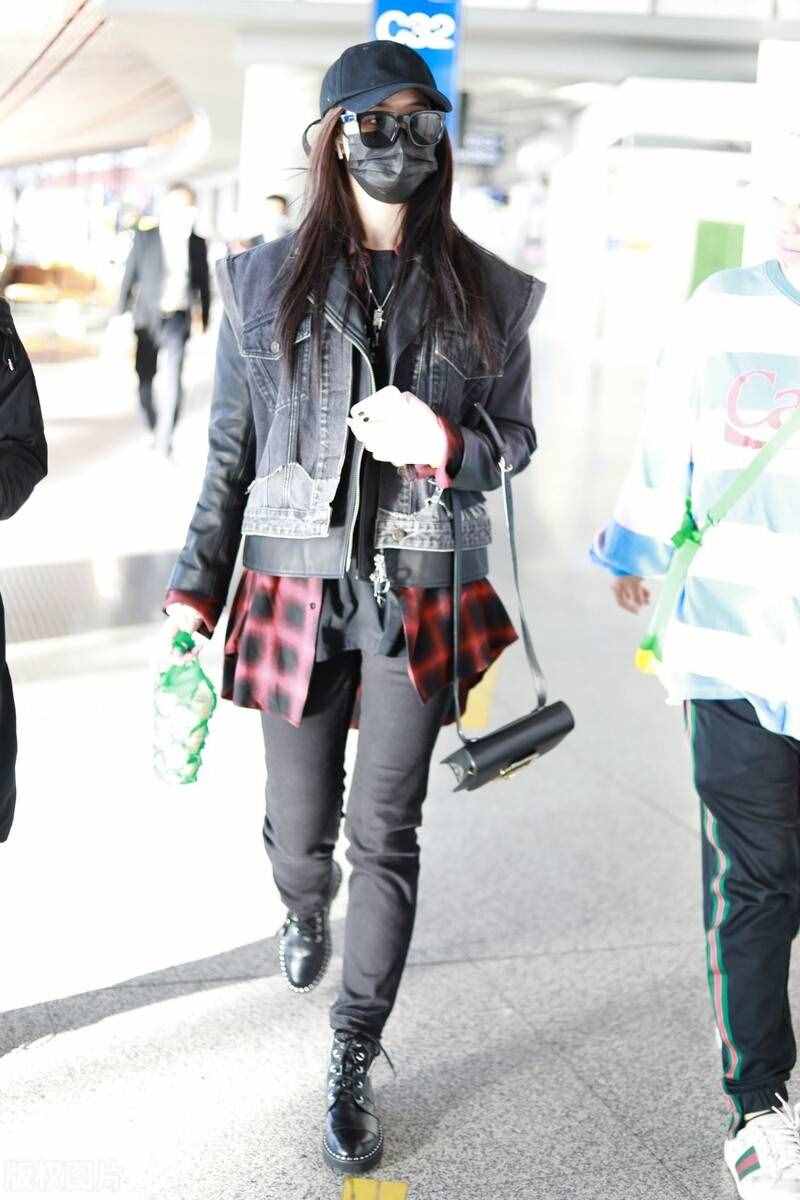 徐艺洋穿红色格子衬衫外搭牛仔外套，大步迈进赶路程