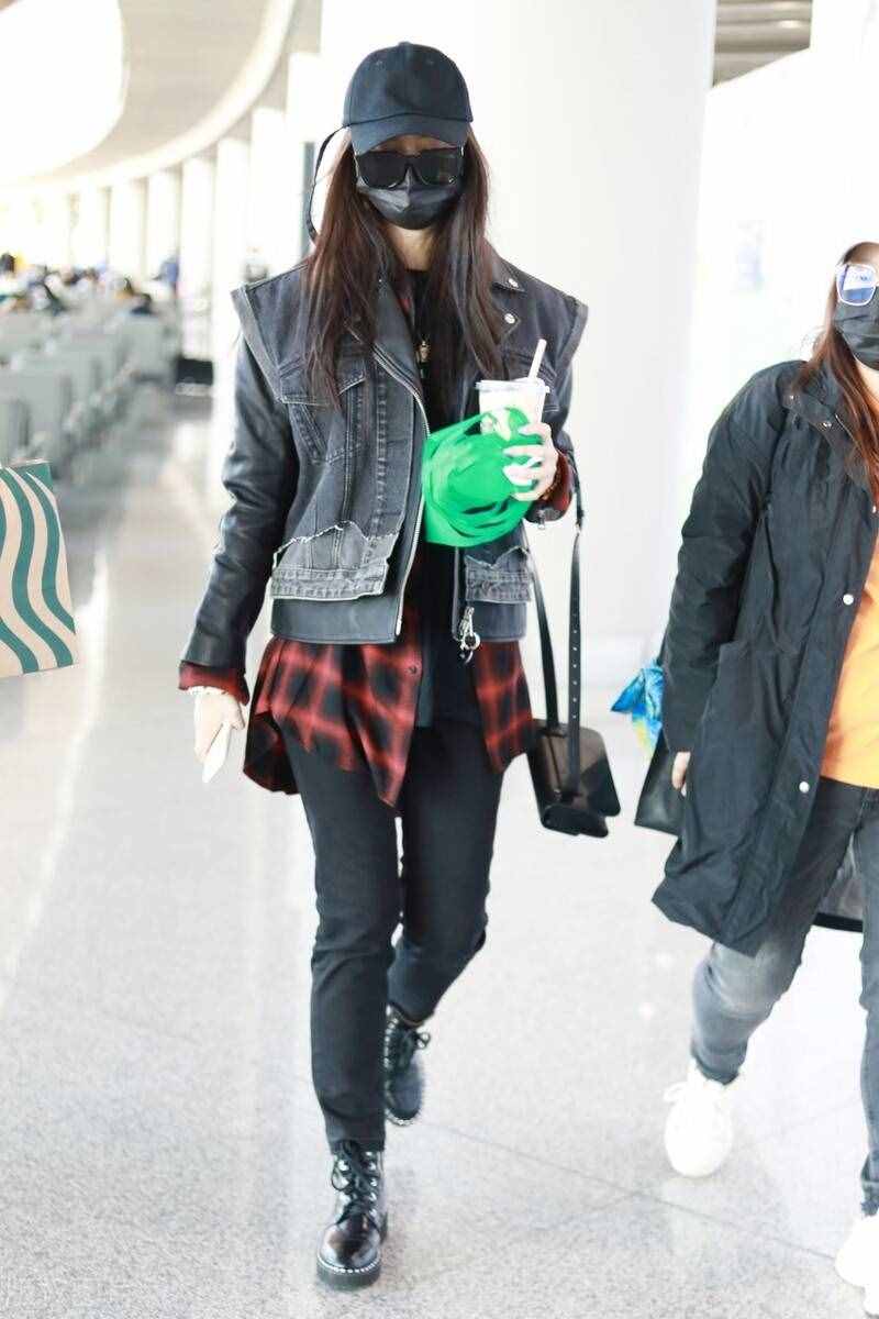 徐艺洋穿红色格子衬衫外搭牛仔外套，大步迈进赶路程